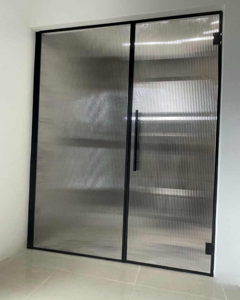 מחיצות זכוכית בהתאמה אישית