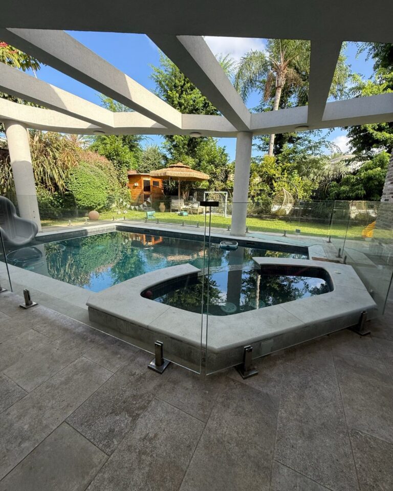 מעקות זכוכית