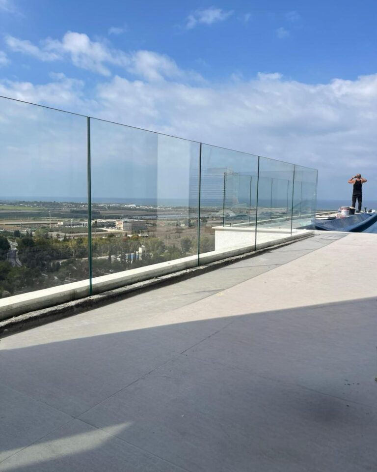 מעקות זכוכית