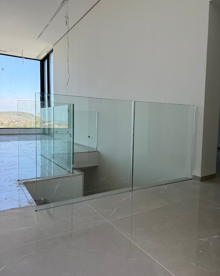 מעקות זכוכית