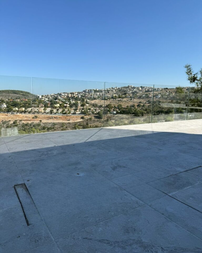 מעקות זכוכית